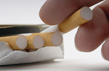 electronic cigarette lung diseases Experts warn that flavored e-cigarettes can cause irreversible lung damage,  as seen in a U.S. teenager who developed 