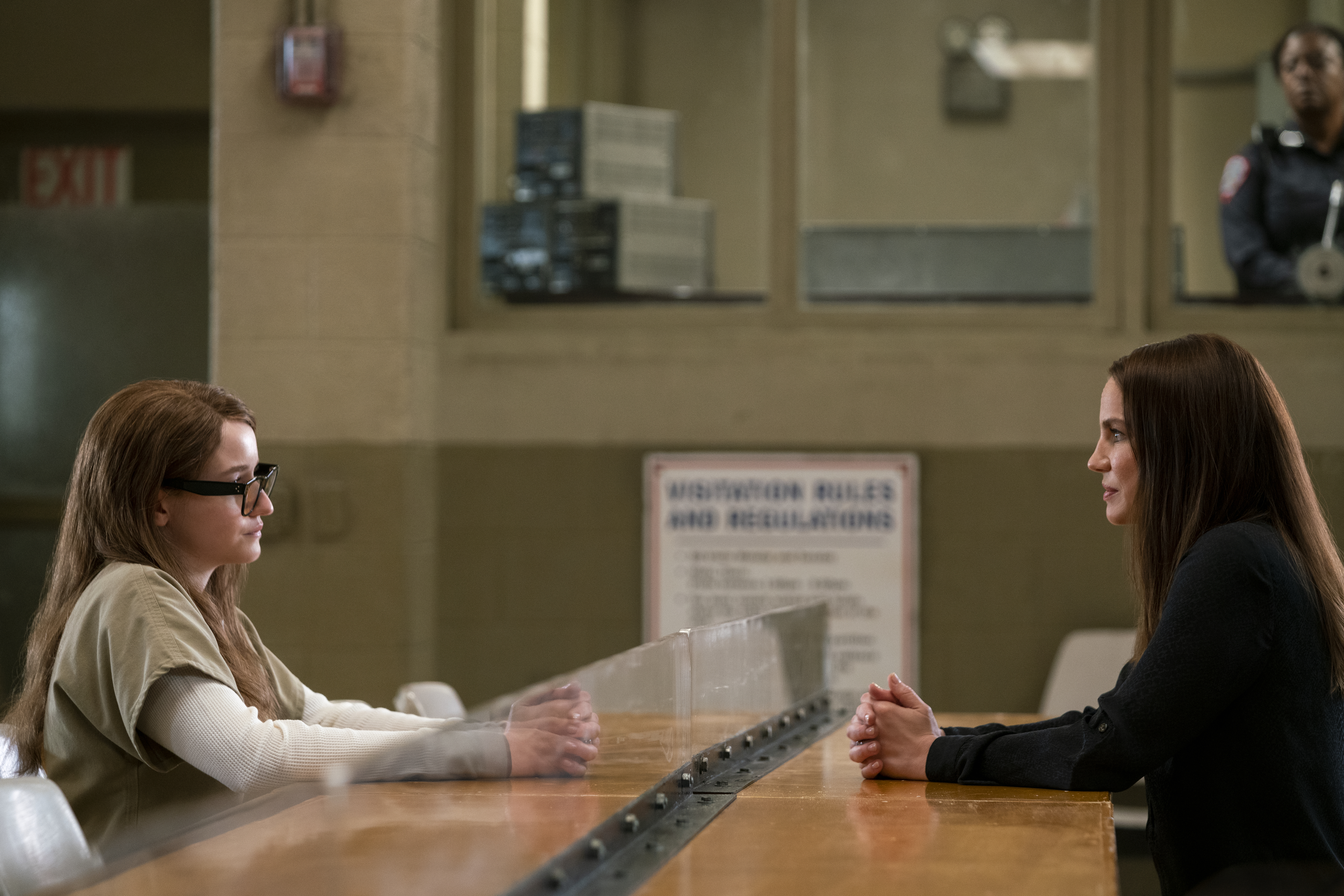 Inventing Anna. (L to R) Julia Garner as Anna Delvey, Anna Chlumsky as Vivian Kent in episode 108 of Inventing Anna. Cr. Nicole Rivelli/Netflix © 2021