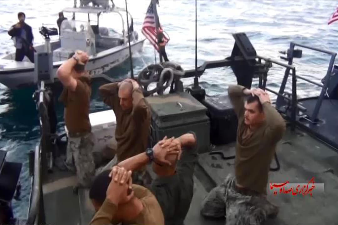 مشاهد البحارة الإيرانيين المحتجزين على يد الحرس الثوري (أ ب - 2016)