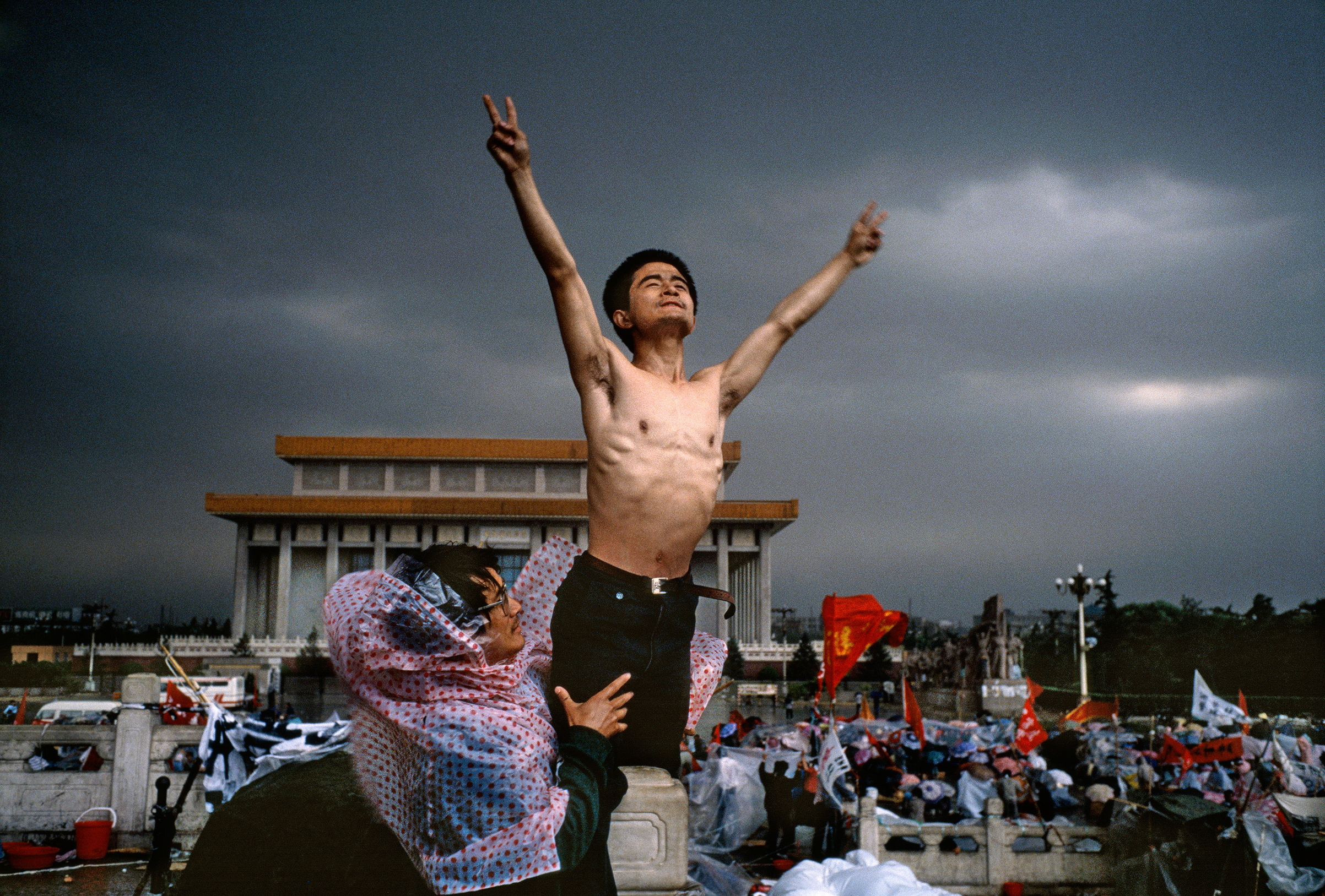 protest-china-beijing-tiananmen-square-protestor-stuart-franklin-magnum