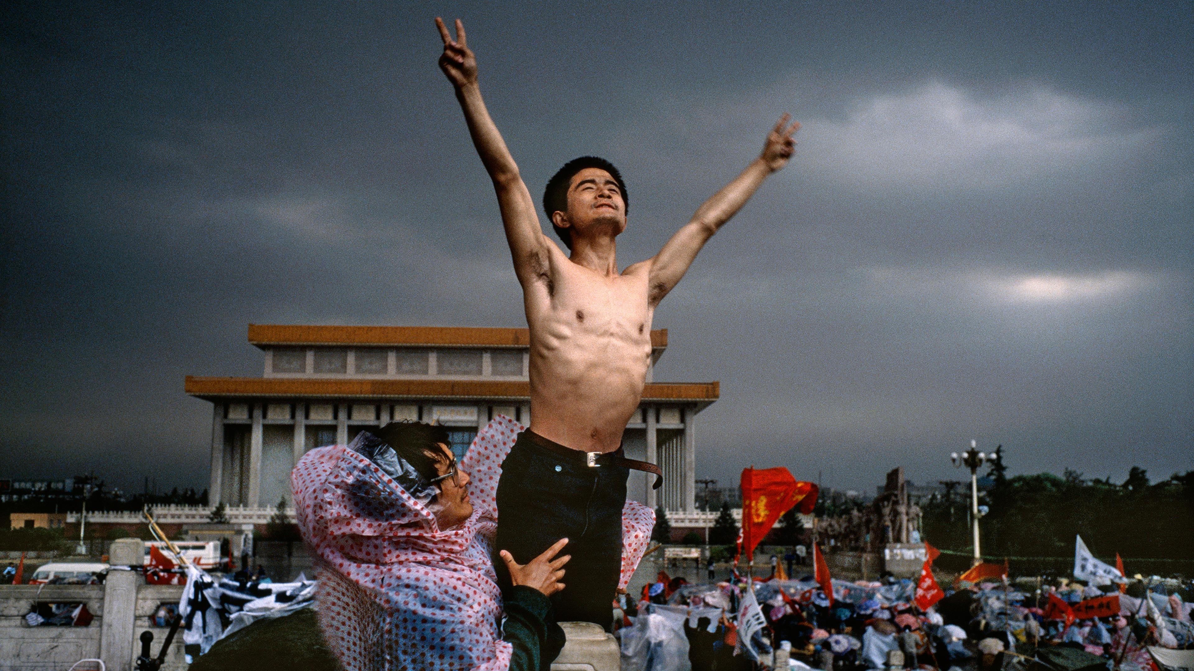 protest-china-beijing-tiananmen-square-protestor-stuart-franklin-magnum