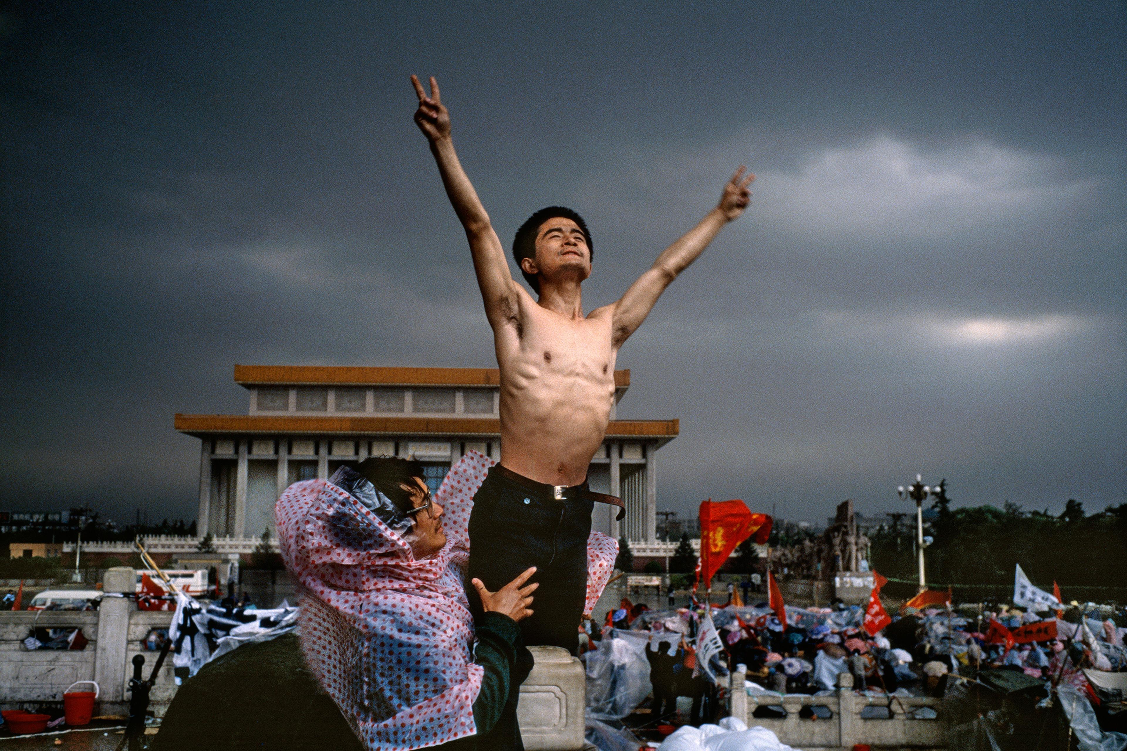 protest-china-beijing-tiananmen-square-protestor-stuart-franklin-magnum