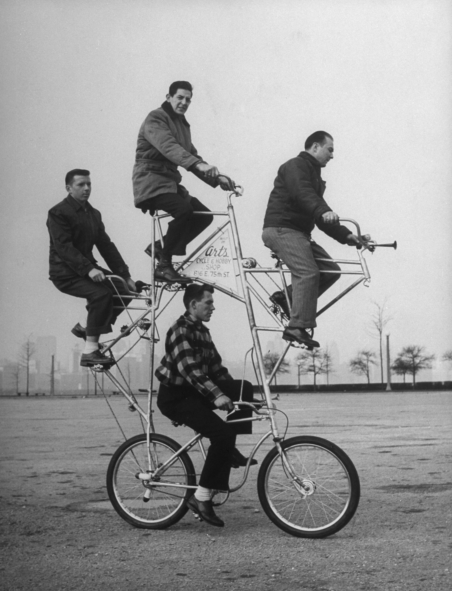 版画 リトグラフ「BICYCLE 」 Bizarre, Virtually Unrideable Bikes Built by Chicagoans in the 1940s
