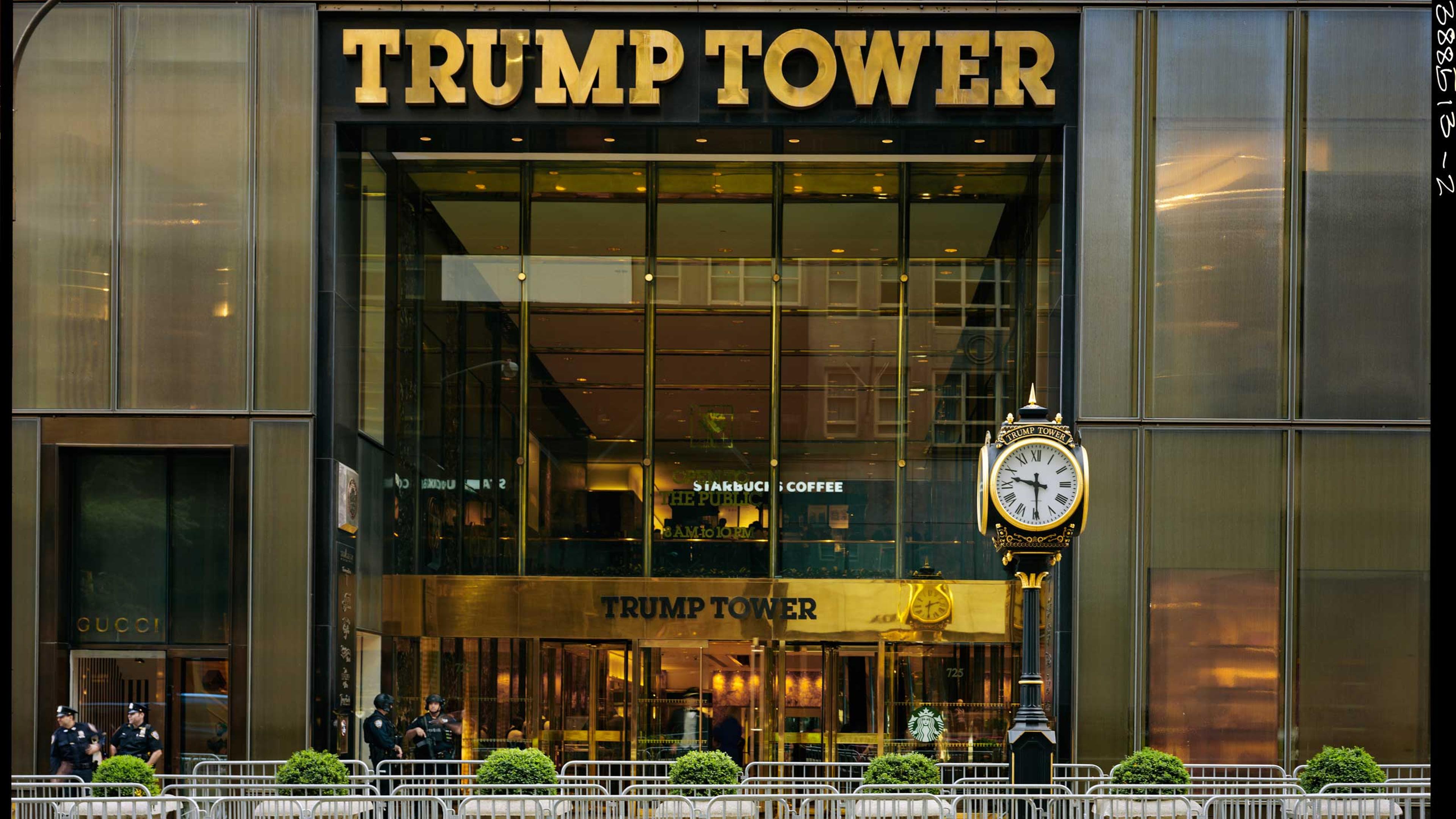 <b>Translation of caption from <i>Liberation:</i><b> 9:30 am, May 3, 2017, 5th Avenue. It’s Fort Knox in midtown Manhattan. The man in the red tie has not skimped on the gold color, we are reminded of Scrooge McDuck on this already outrageously wealthy avenue. Designed in 1981 and finished by 1985, nobody payed attention to this ingot-shaped building. Melania would like to live here permanently, causing enormous security issues on top of an exuberant price tag. Good news, after all, the number of New York Times subscribers has doubled since Donald Trump’s arrival in office.