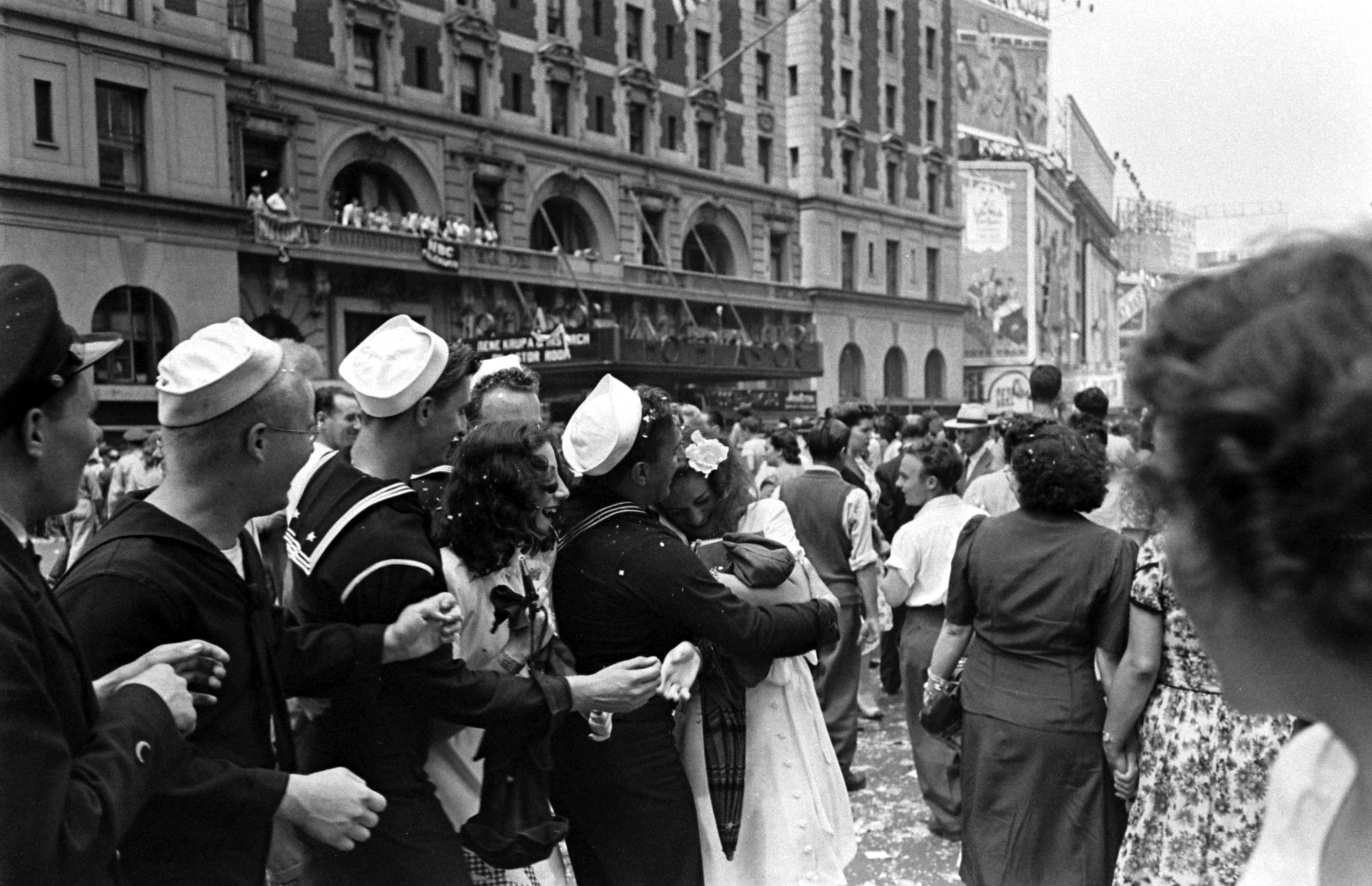 V-J Day Kiss in Times Square: Go Behind the Lens of That Famous Photo
