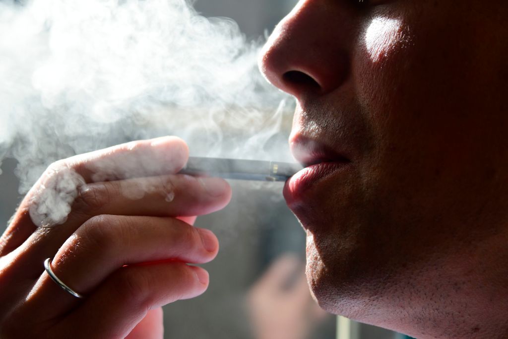 Major Study Says E-Cigarettes Can Help Smokers Quit