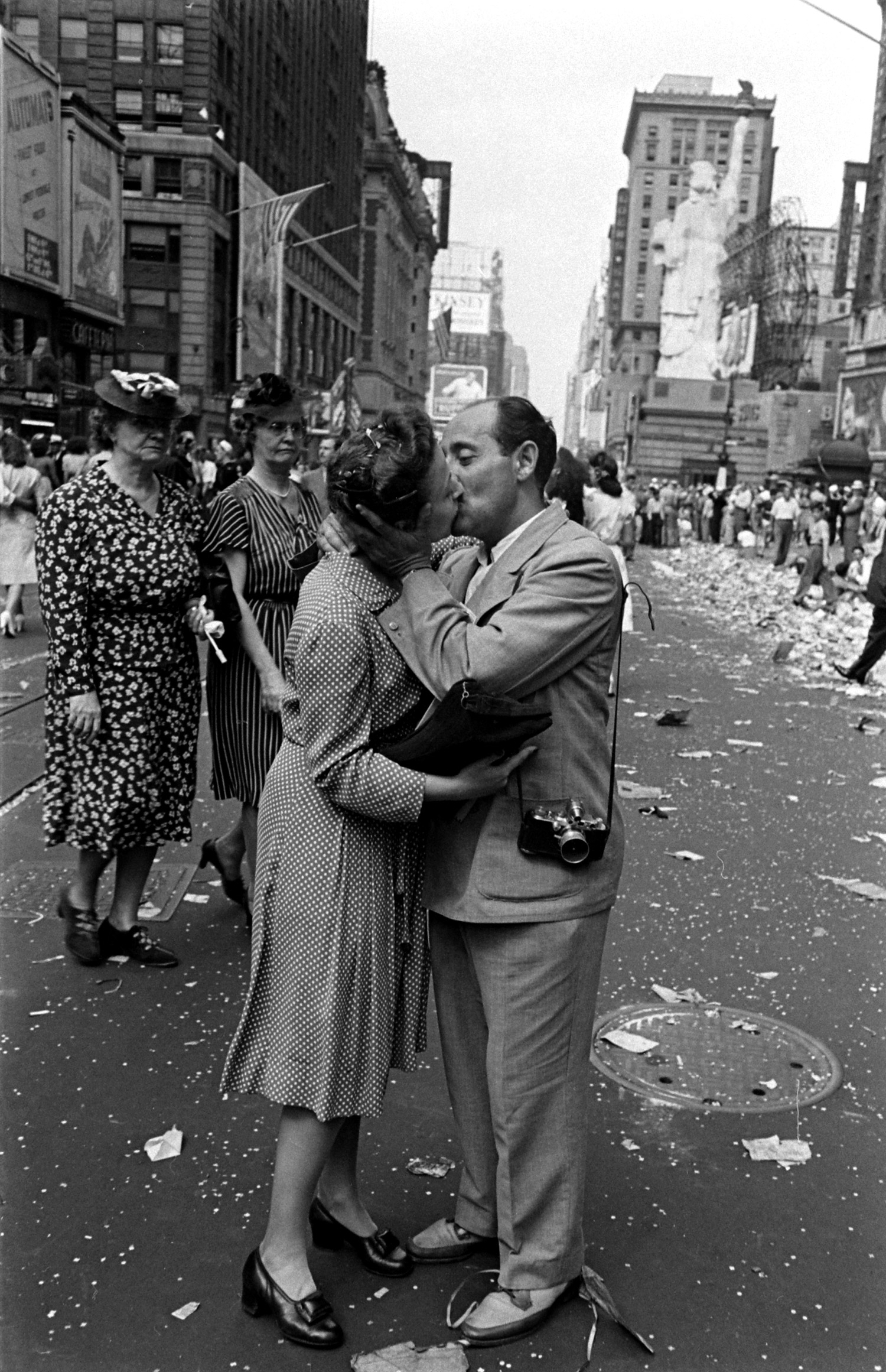 V-J Day Kiss in Times Square: Go Behind the Lens of That Famous Photo