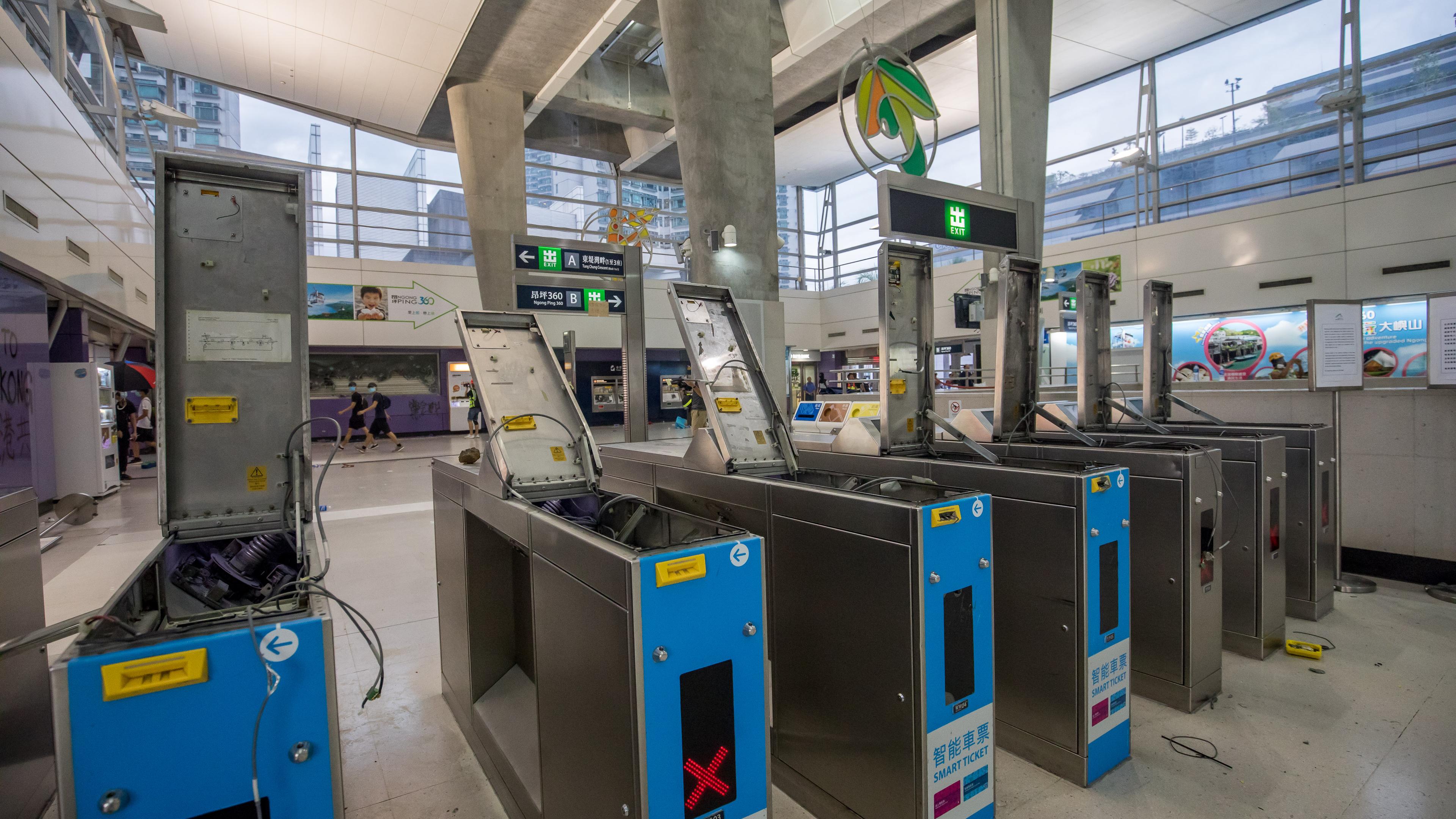 Hong Kong Demonstrators Swarm to Airport, Disrupting Transport